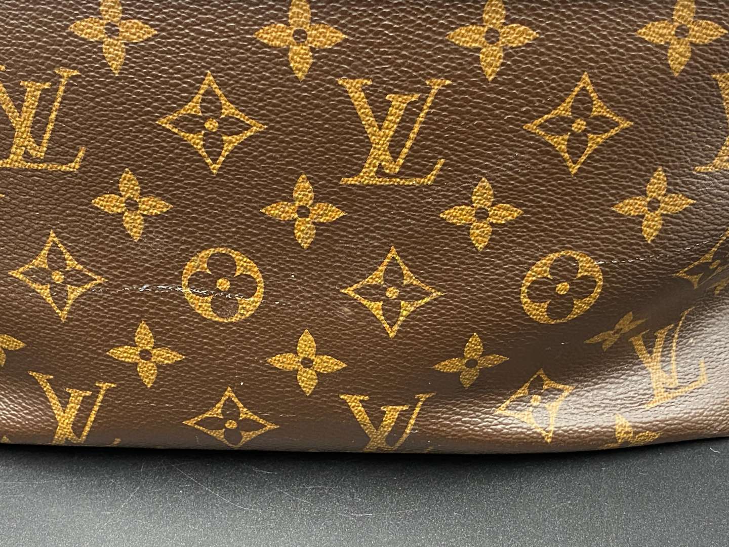 <p>LOUIS VUITTON, MAJESTUEUX, EXOTIQUE TOTE&nbsp;</p>