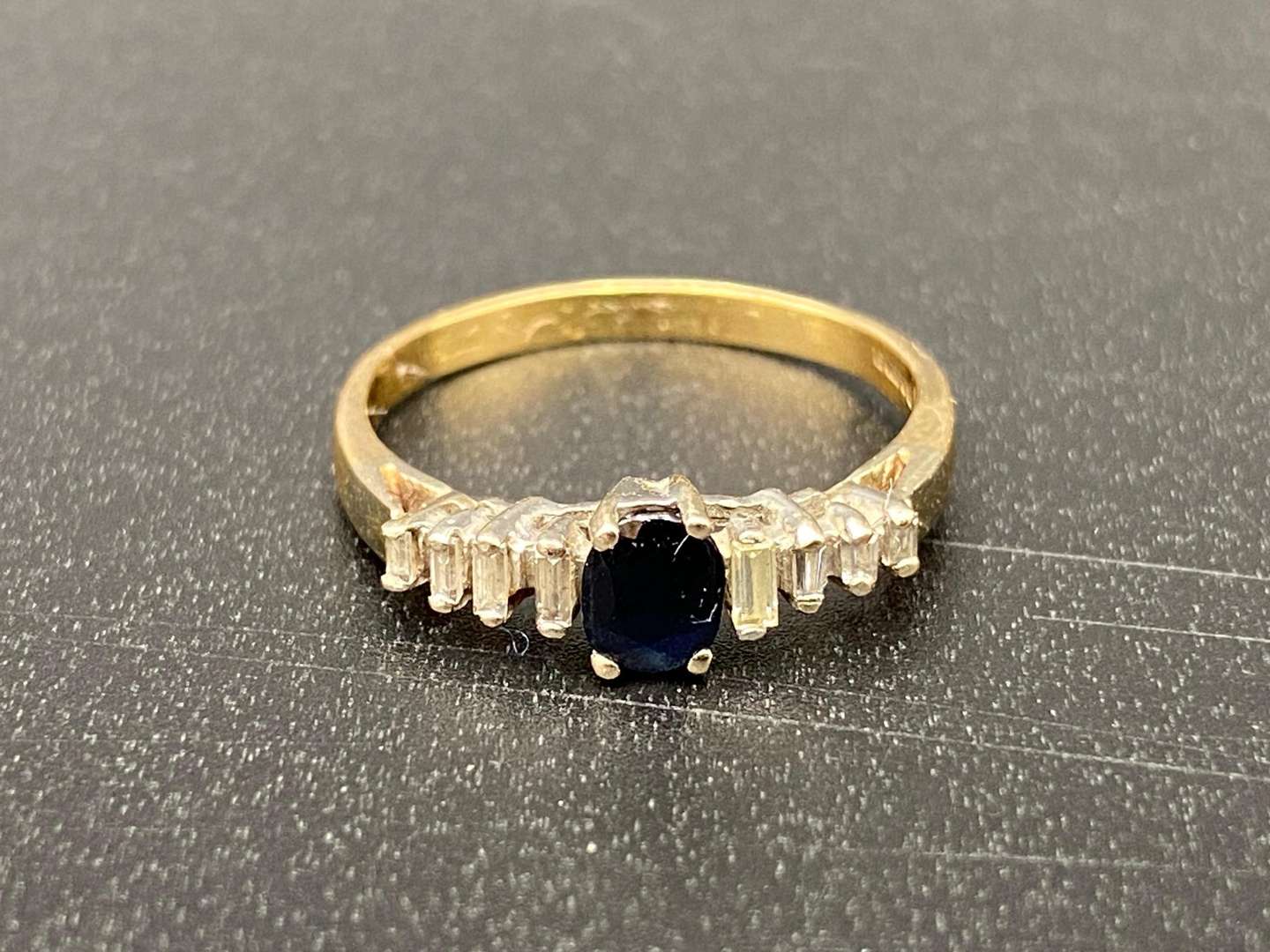 <p>18ct GOLD, DIAMOND AND SAPHIRE SET DRESS RING</p>