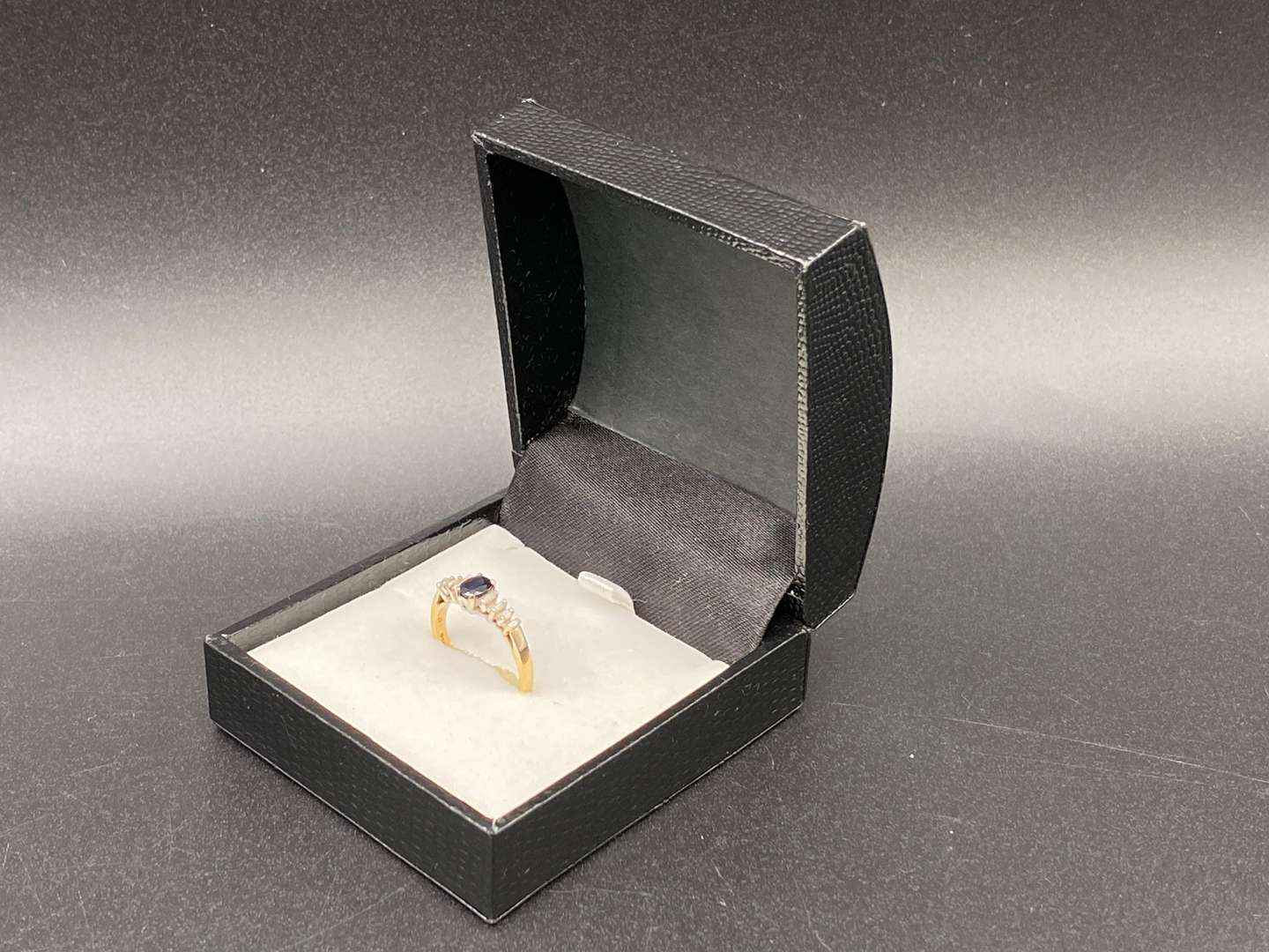 <p>18ct GOLD, DIAMOND AND SAPHIRE SET DRESS RING</p>