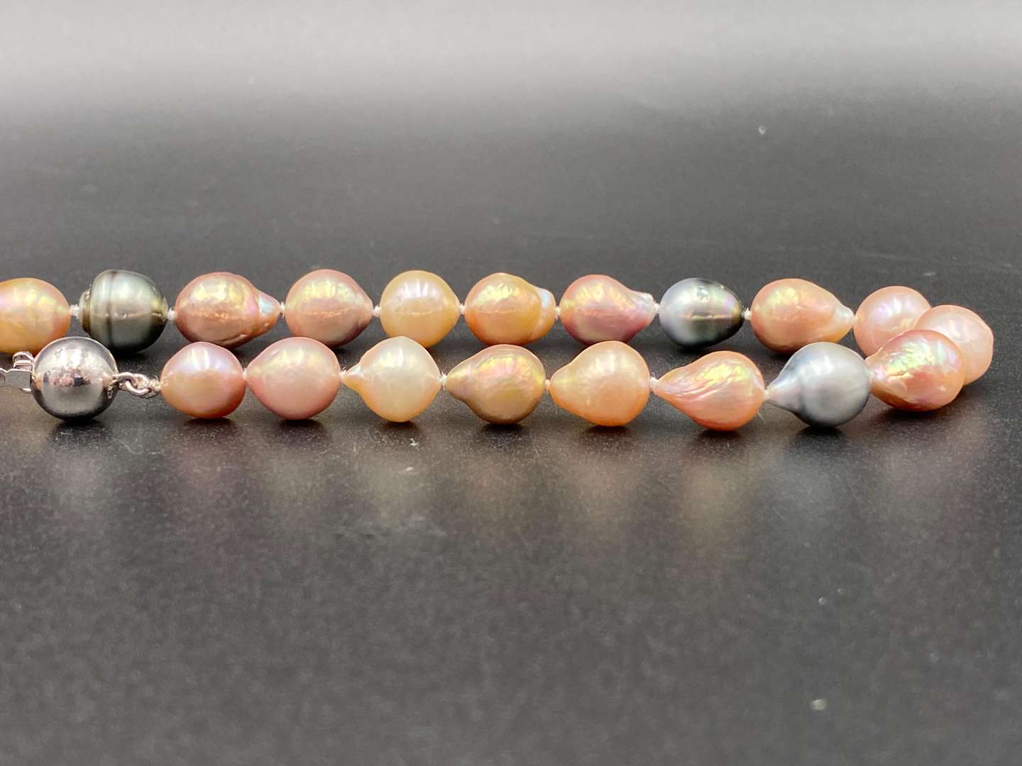 <p>NATURAL PEARL NECKLACE</p>