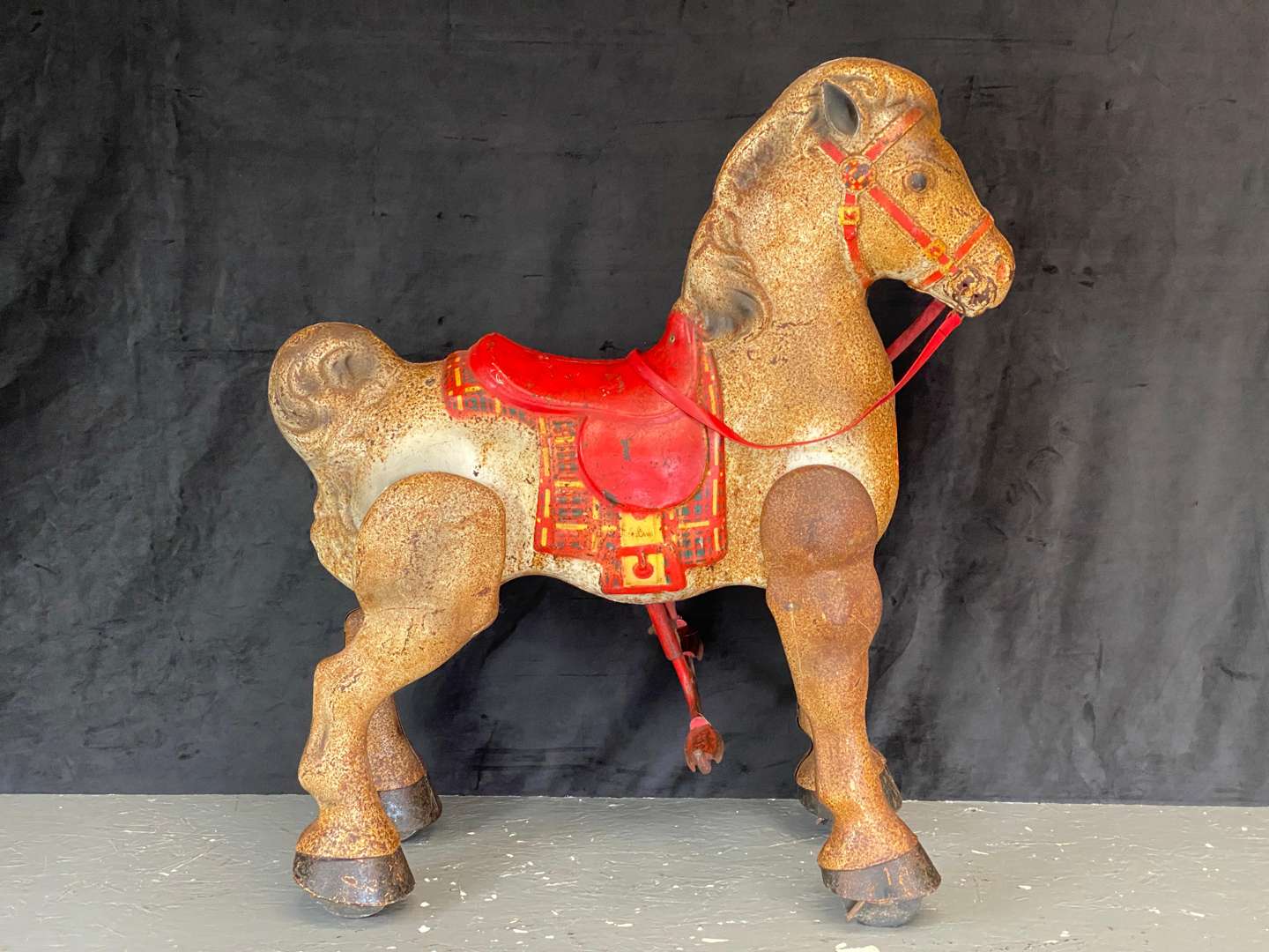 <p>MOBO, MID 20TH CENTURY PRESSED AND PAINTED STEEL WALKING HORSE TOY</p>
