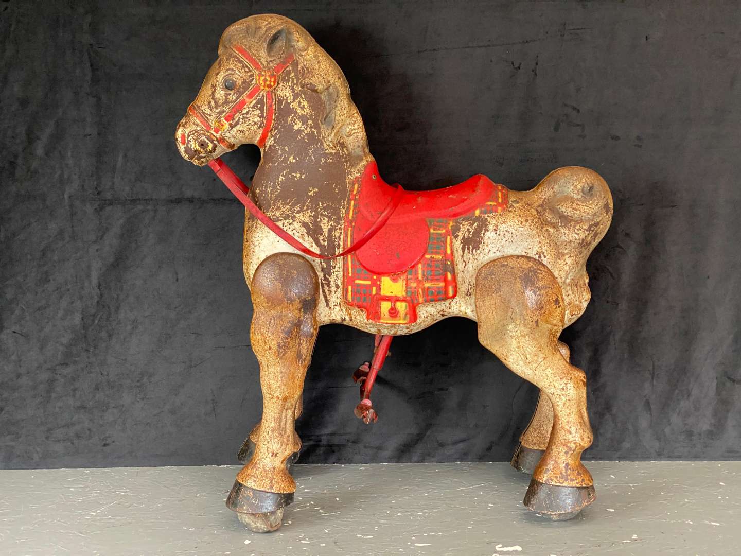 <p>MOBO, MID 20TH CENTURY PRESSED AND PAINTED STEEL WALKING HORSE TOY</p>