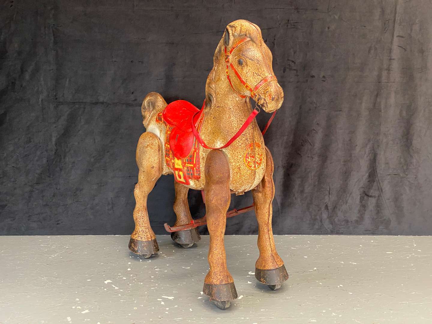 <p>MOBO, MID 20TH CENTURY PRESSED AND PAINTED STEEL WALKING HORSE TOY</p>