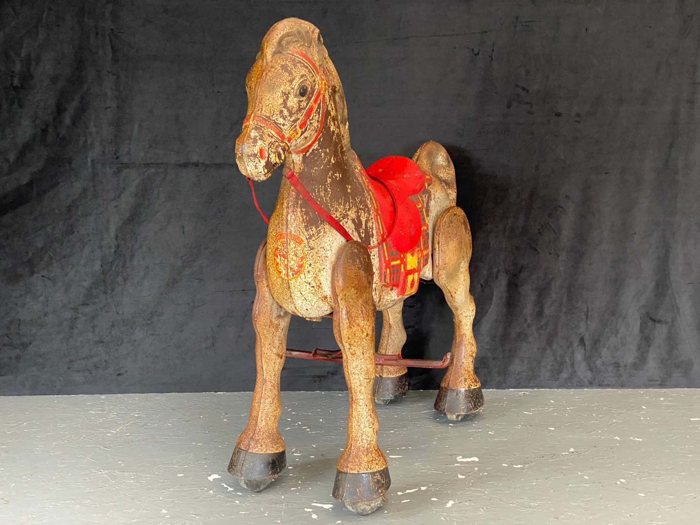 <p>MOBO, MID 20TH CENTURY PRESSED AND PAINTED STEEL WALKING HORSE TOY</p>