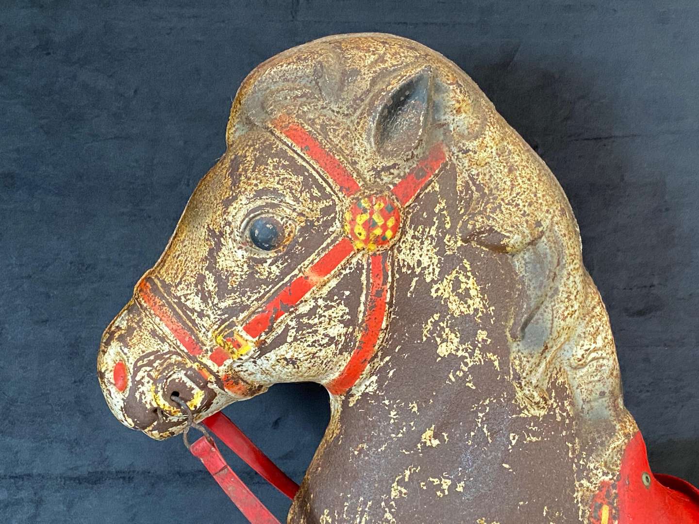 <p>MOBO, MID 20TH CENTURY PRESSED AND PAINTED STEEL WALKING HORSE TOY</p>