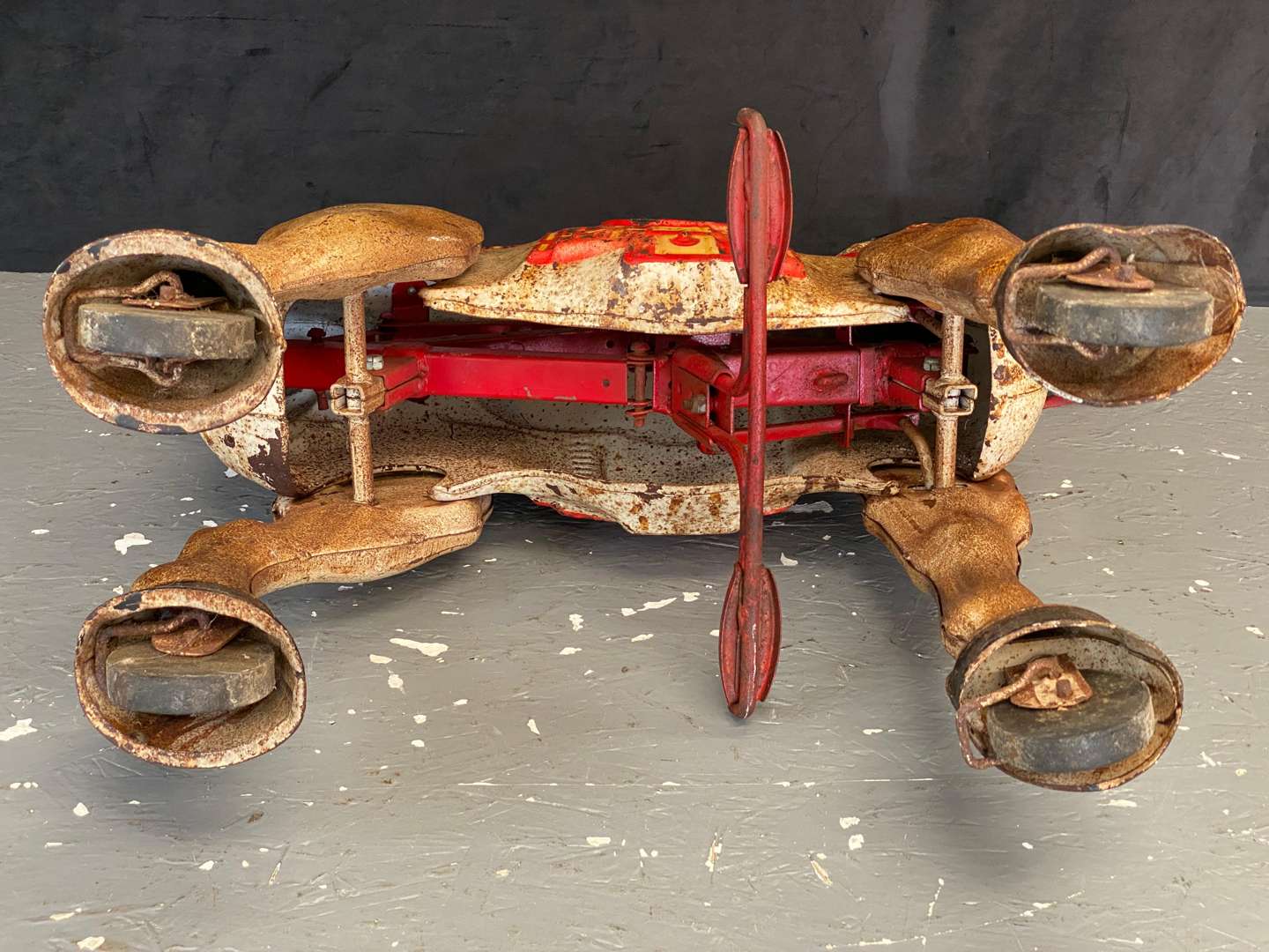 <p>MOBO, MID 20TH CENTURY PRESSED AND PAINTED STEEL WALKING HORSE TOY</p>