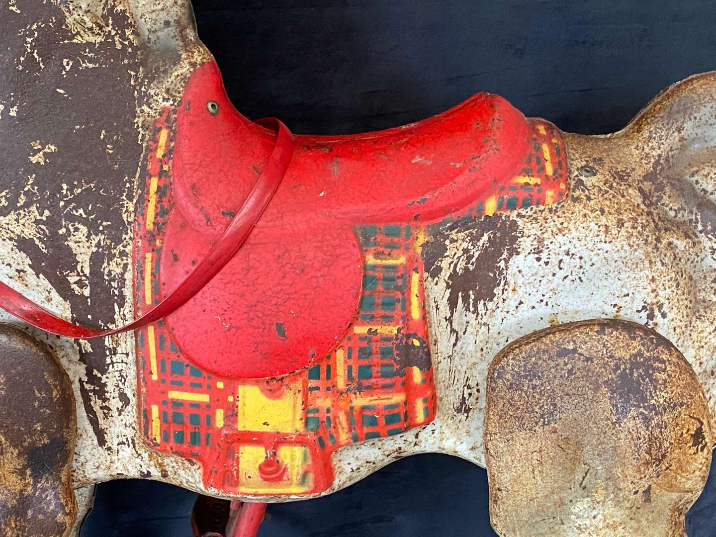 <p>MOBO, MID 20TH CENTURY PRESSED AND PAINTED STEEL WALKING HORSE TOY</p>