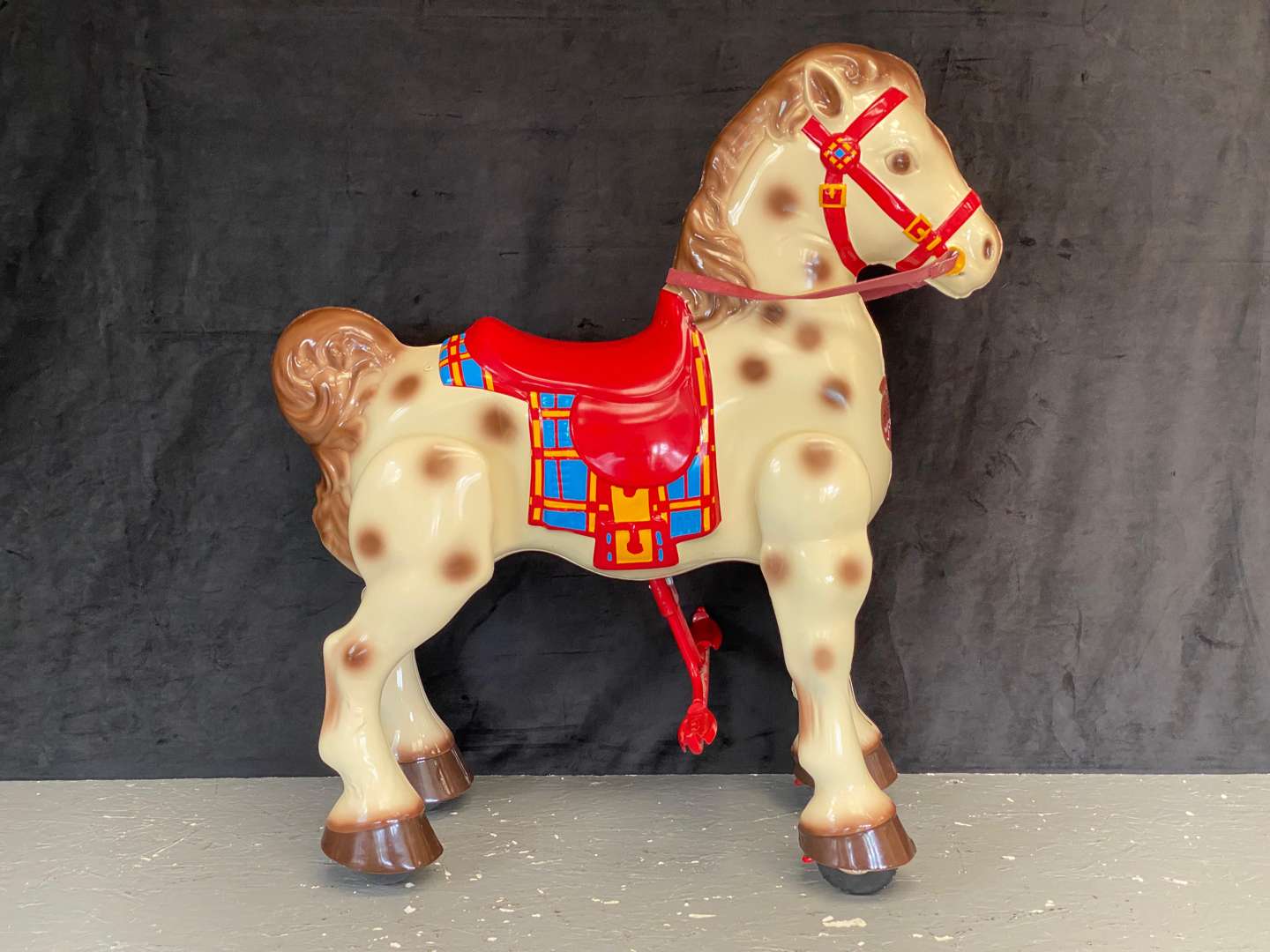 <p>MOBO, MID 20TH CENTURY PRESSED AND PAINTED STEEL WALKING HORSE TOY</p>