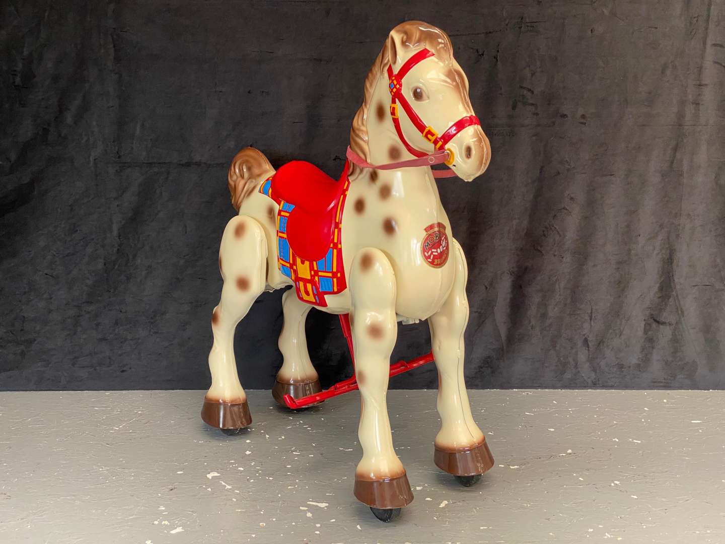 <p>MOBO, MID 20TH CENTURY PRESSED AND PAINTED STEEL WALKING HORSE TOY</p>