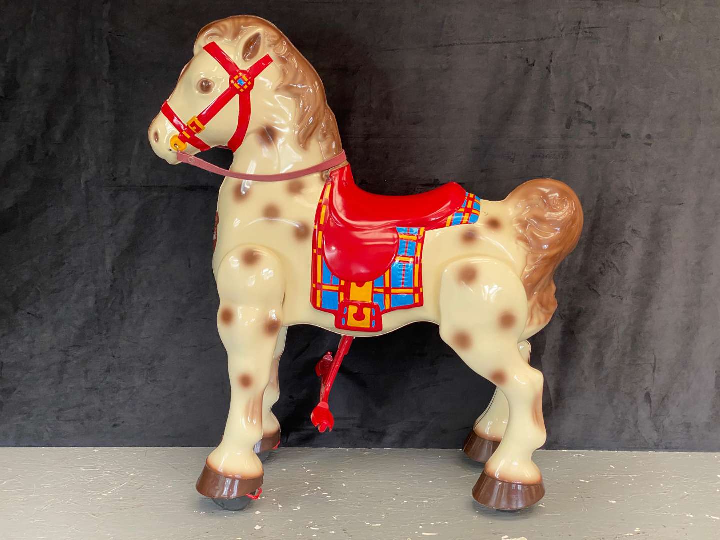 <p>MOBO, MID 20TH CENTURY PRESSED AND PAINTED STEEL WALKING HORSE TOY</p>