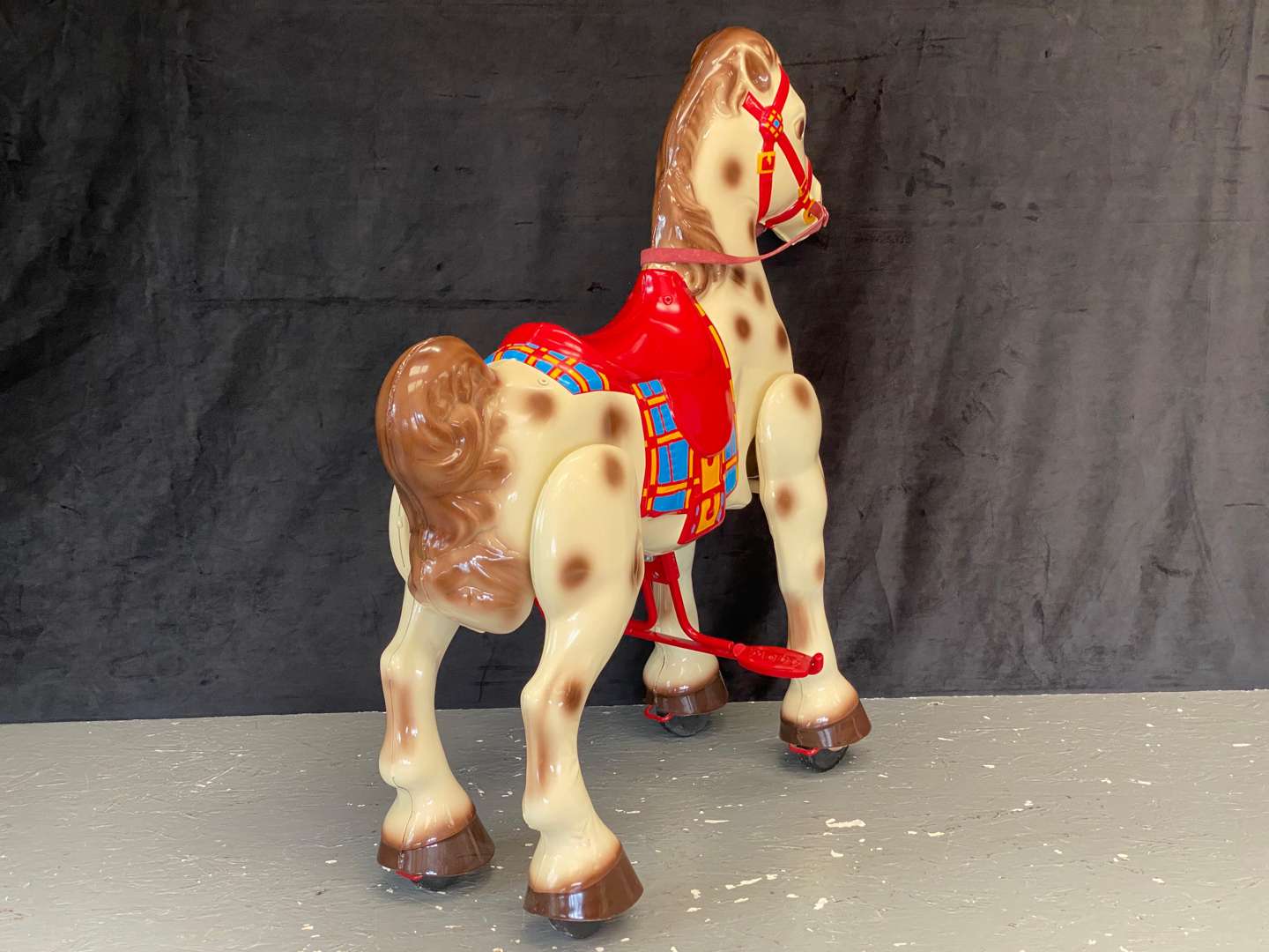 <p>MOBO, MID 20TH CENTURY PRESSED AND PAINTED STEEL WALKING HORSE TOY</p>