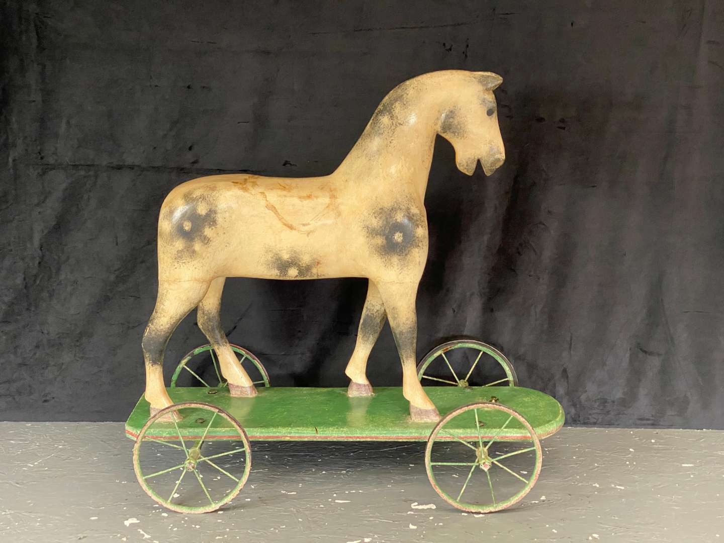 <p>EARLY 20th CENTURY, PULL ALONG PAINTED WOODEN TOY HORSE</p>