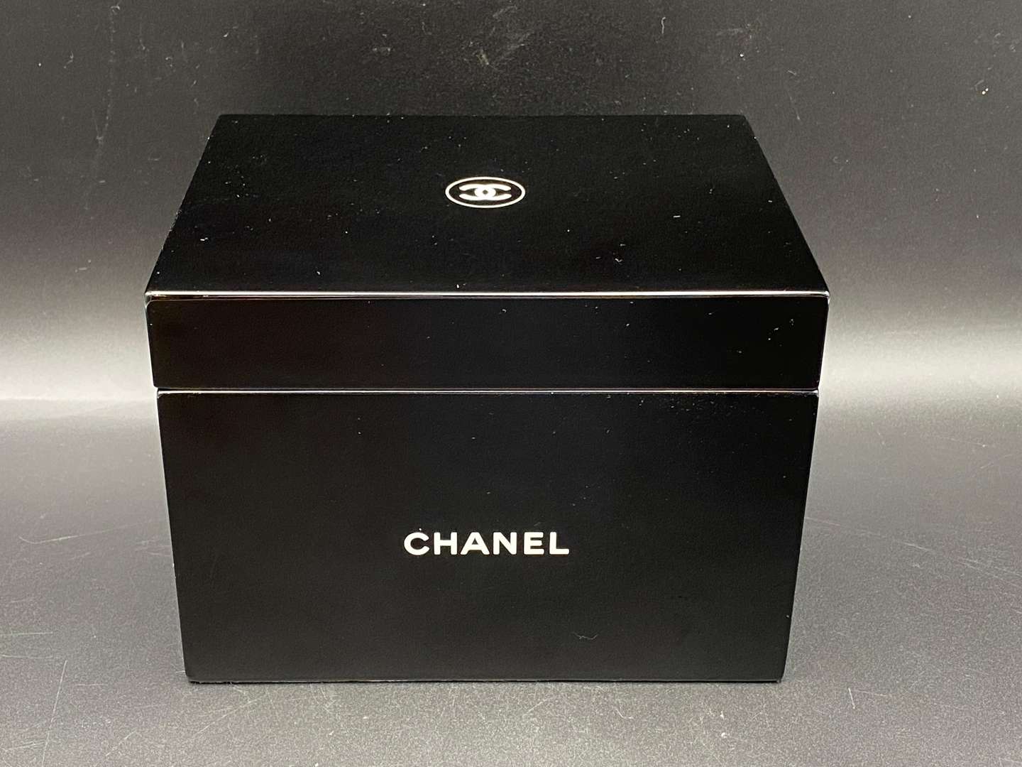<p>CHANEL, BLACK & WHITE, La Boîte Laquée BEAUTY BOX</p>