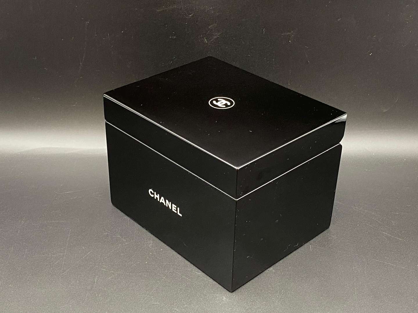 <p>CHANEL, BLACK & WHITE, La Boîte Laquée BEAUTY BOX</p>