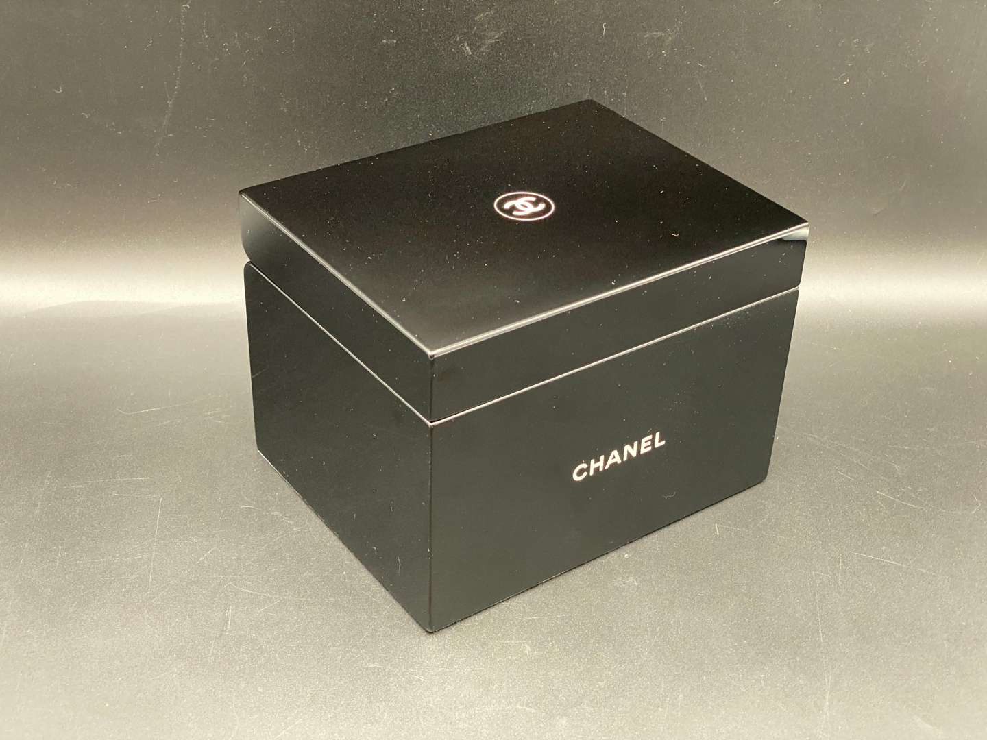 <p>CHANEL, BLACK & WHITE, La Boîte Laquée BEAUTY BOX</p>