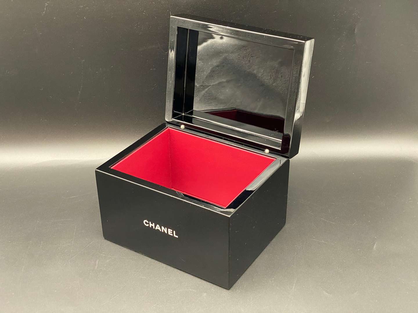 <p>CHANEL, BLACK & WHITE, La Boîte Laquée BEAUTY BOX</p>
