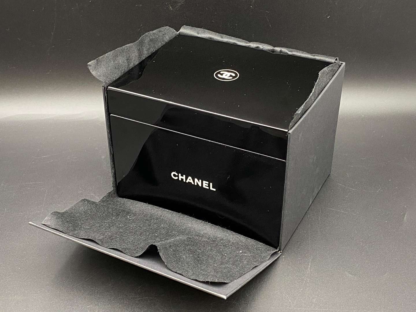 <p>CHANEL, BLACK & WHITE, La Boîte Laquée BEAUTY BOX</p>