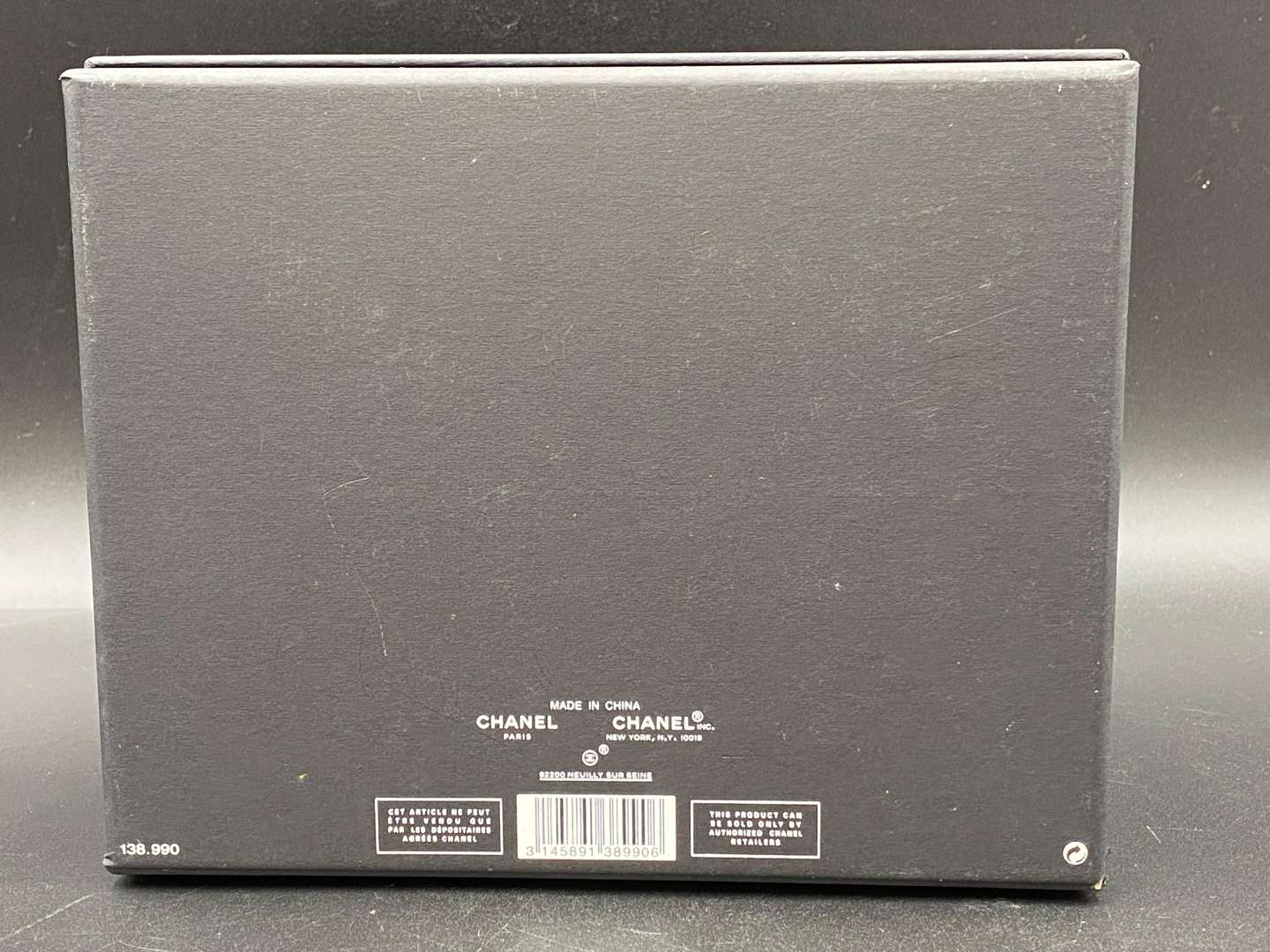 <p>CHANEL, BLACK & WHITE, La Boîte Laquée BEAUTY BOX</p>