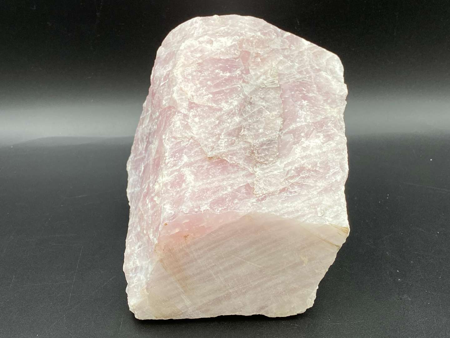 <p>MODERN ROSE QUARTZ CRYSTAL POINT</p>
