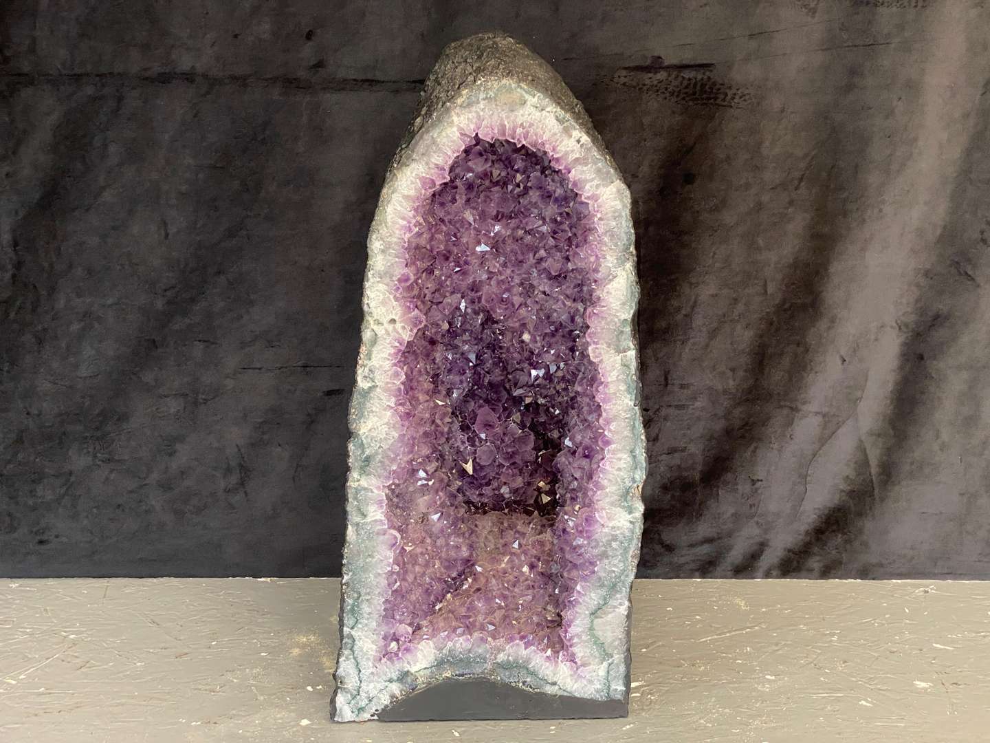 <p>LARGE MODERN AMETHYST CATHEDERAL GEODE, 27.8KG</p>