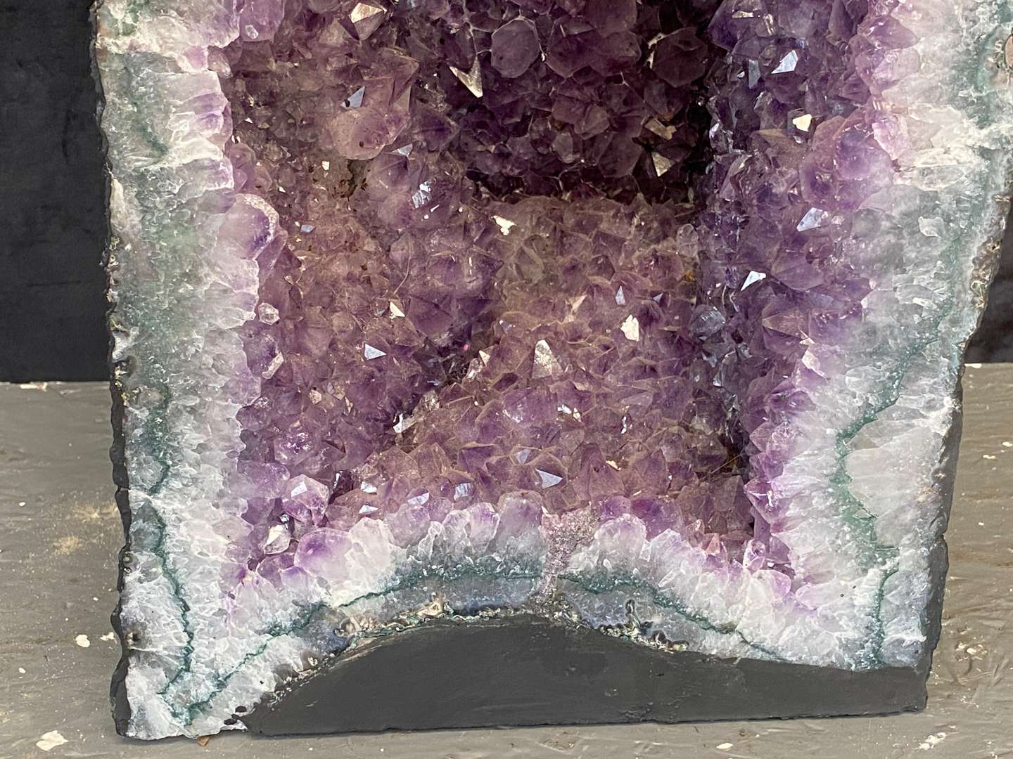 <p>LARGE MODERN AMETHYST CATHEDERAL GEODE, 27.8KG</p>