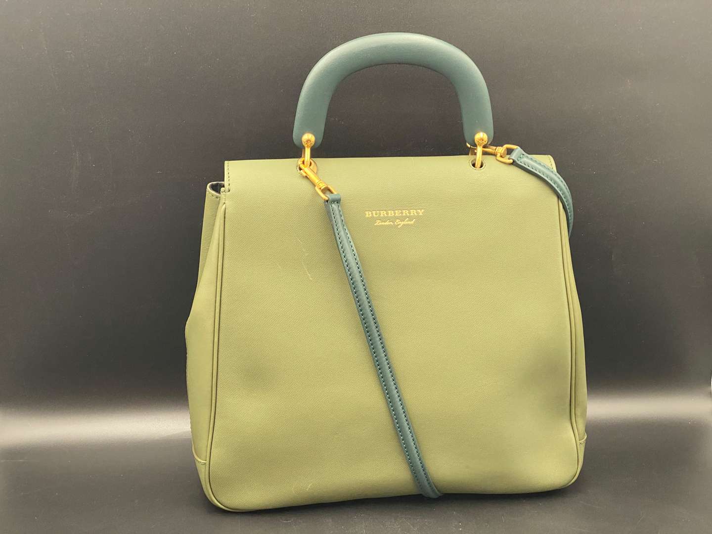 <p>BURBERRY DK88 LEATHER TOP HANDLE BAG</p>