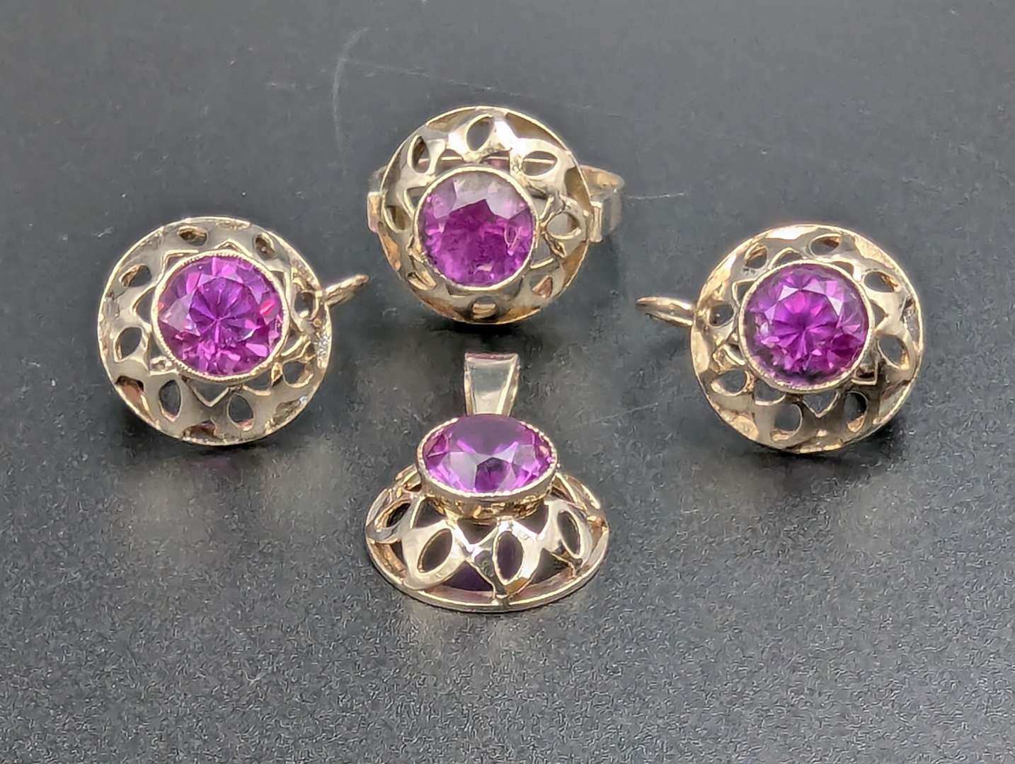 <p>PINK STONE AND 9CT GOLD SET SUITE COMPRISING RING PENDANT AND EARRINGS</p>