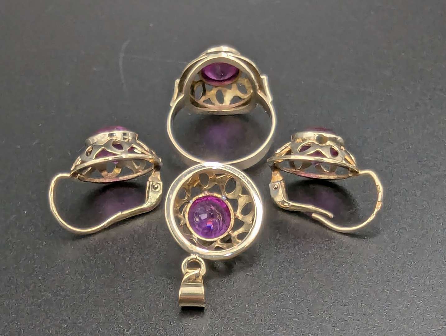 <p>PINK STONE AND 9CT GOLD SET SUITE COMPRISING RING PENDANT AND EARRINGS</p>