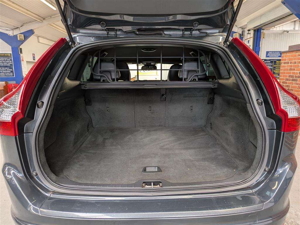 <p>2014 VOLVO XC60 R-DESIGN D4</p>