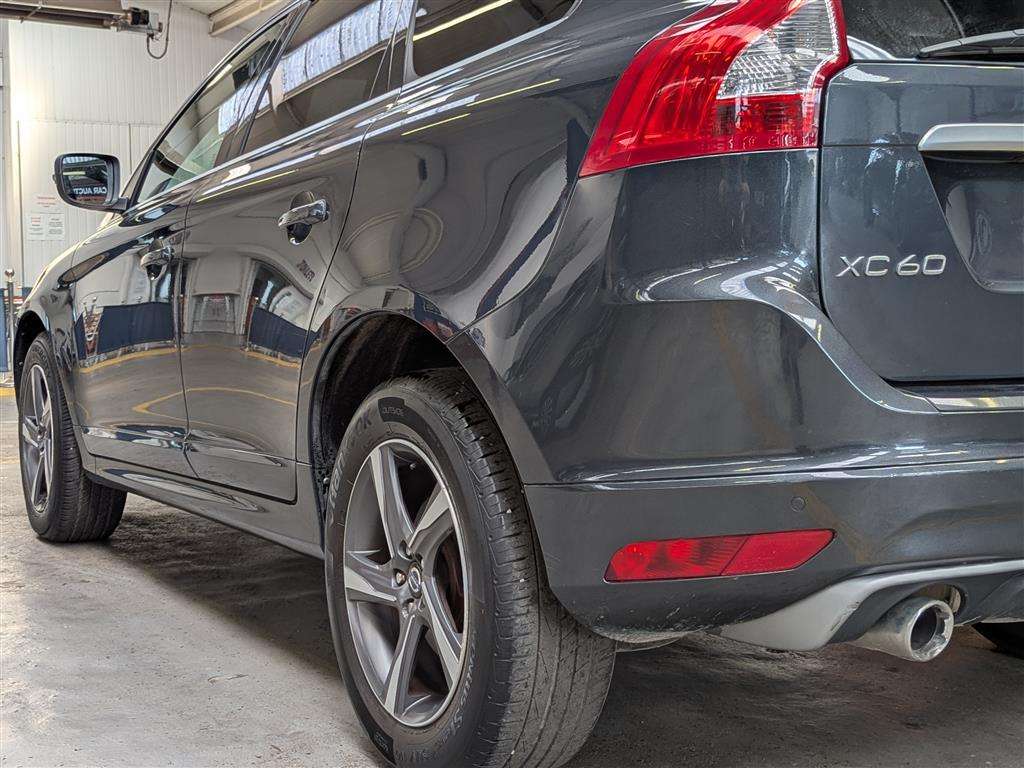 <p>2014 VOLVO XC60 R-DESIGN D4</p>