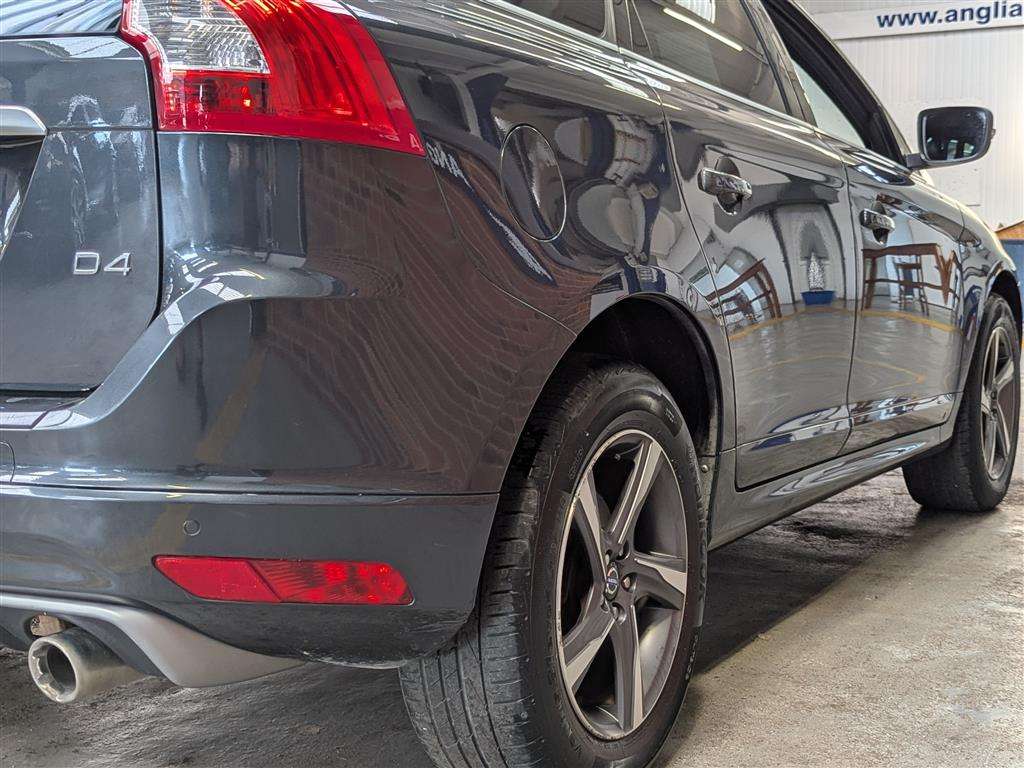 <p>2014 VOLVO XC60 R-DESIGN D4</p>