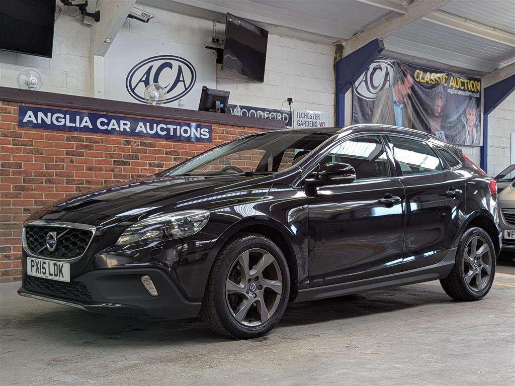 <p>2015 VOLVO V40 CROSS COUNTRY LUX D2</p>