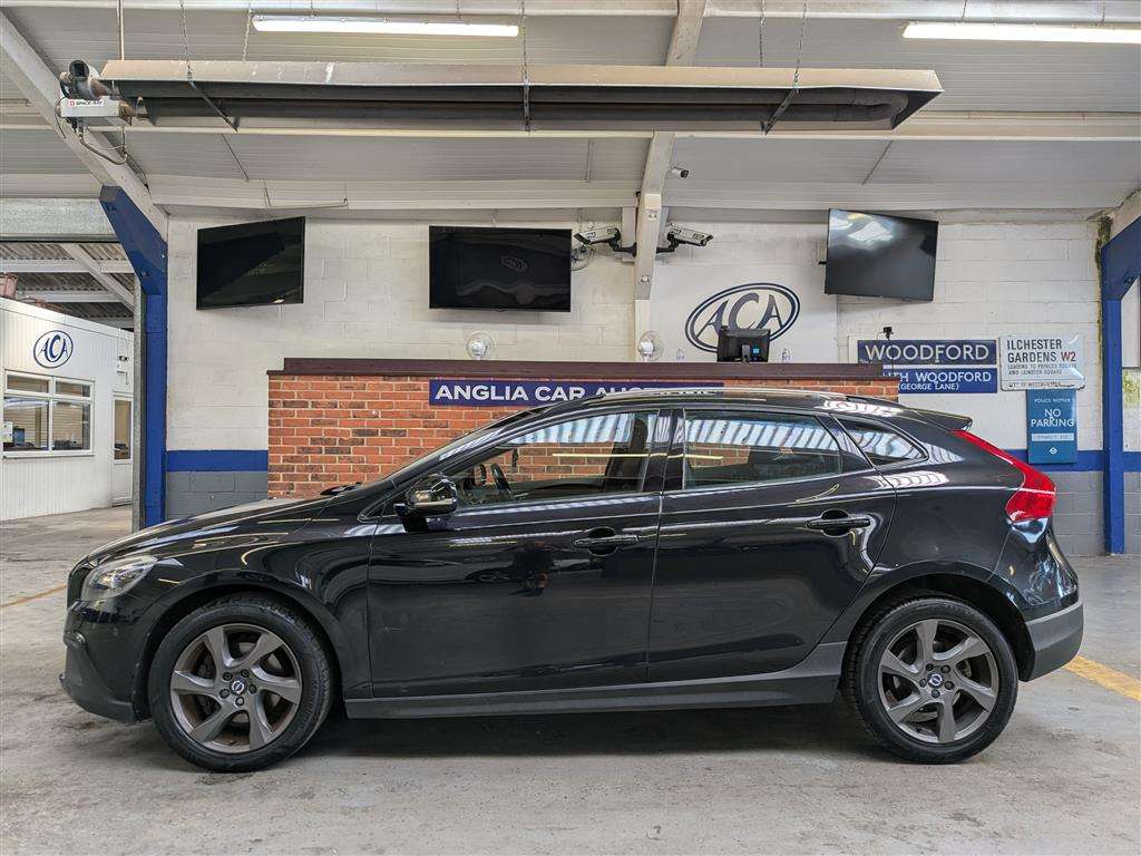 <p>2015 VOLVO V40 CROSS COUNTRY LUX D2</p>
