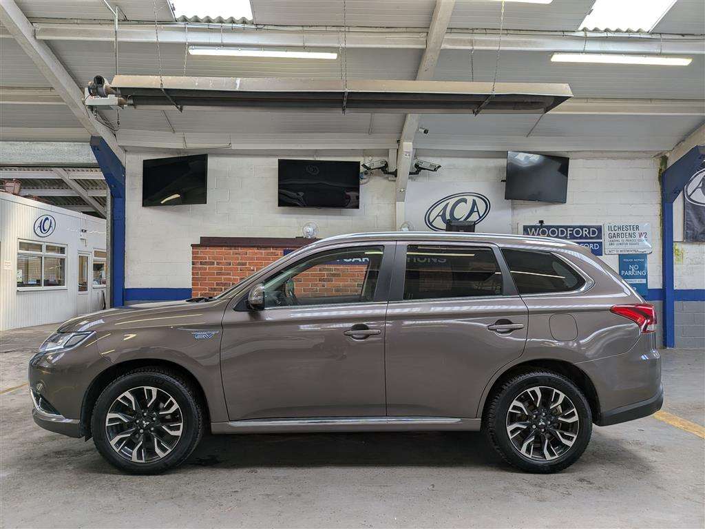 <p>2016 MITSUBISHI OUTLANDER GX 4H PHEV S-A</p>
