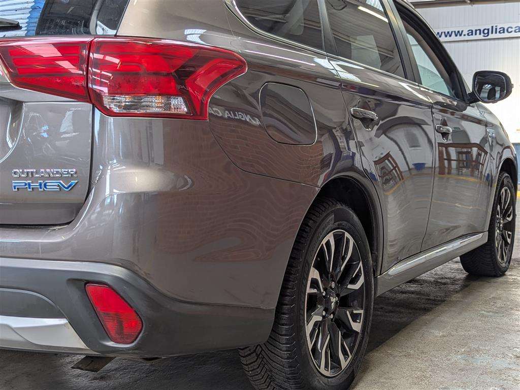 <p>2016 MITSUBISHI OUTLANDER GX 4H PHEV S-A</p>