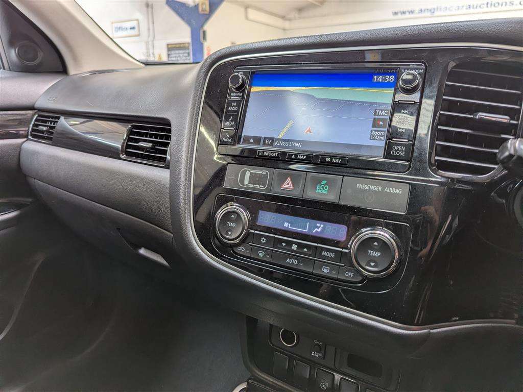 <p>2016 MITSUBISHI OUTLANDER GX 4H PHEV S-A</p>