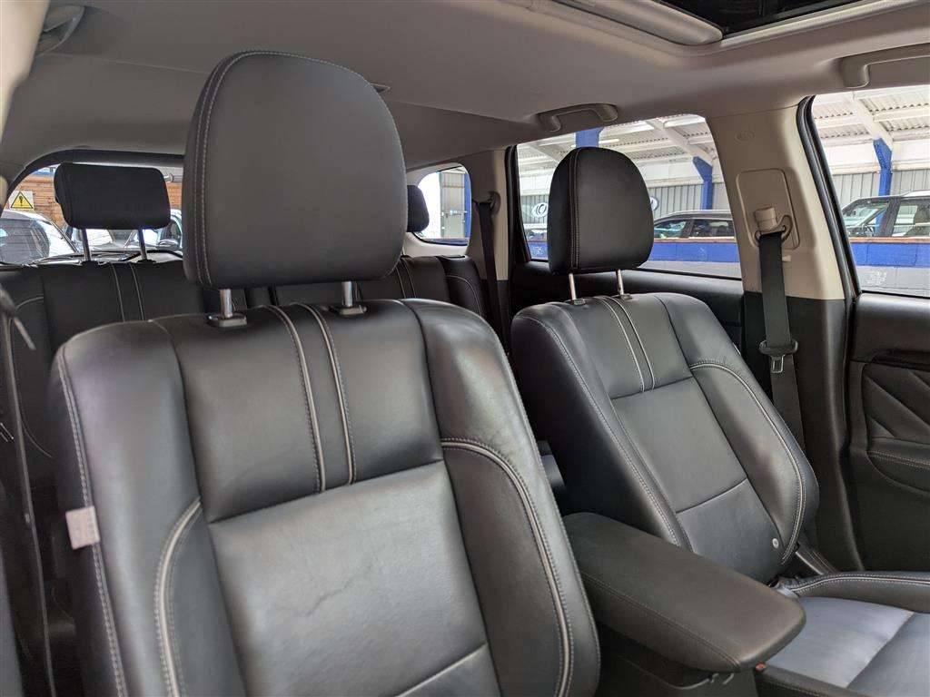 <p>2016 MITSUBISHI OUTLANDER GX 4H PHEV S-A</p>