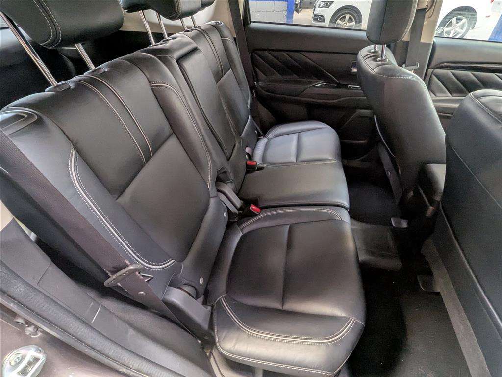 <p>2016 MITSUBISHI OUTLANDER GX 4H PHEV S-A</p>