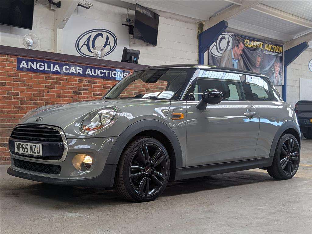 <p>2015 MINI COOPER AUTO</p>