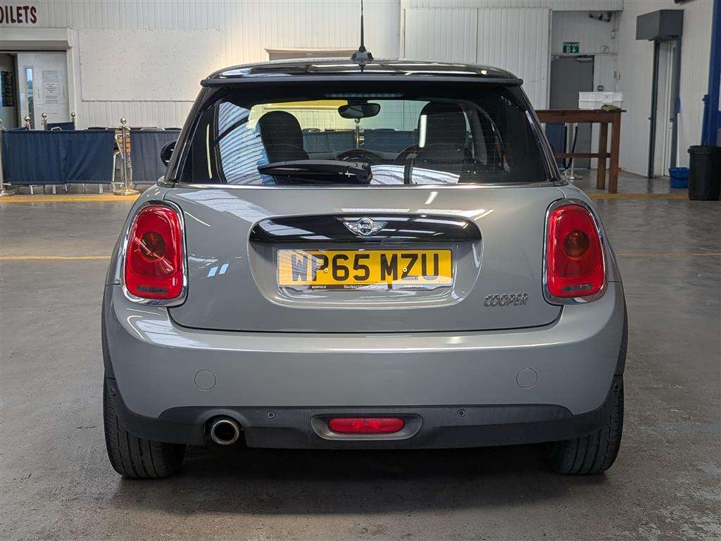 <p>2015 MINI COOPER AUTO</p>