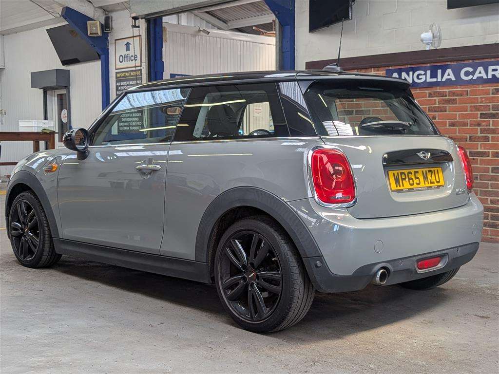 <p>2015 MINI COOPER AUTO</p>