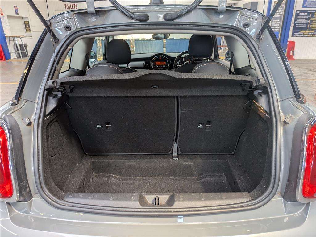<p>2015 MINI COOPER AUTO</p>