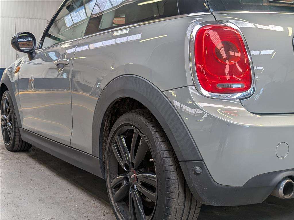 <p>2015 MINI COOPER AUTO</p>