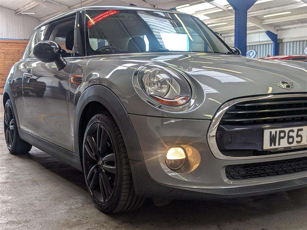<p>2015 MINI COOPER AUTO</p>