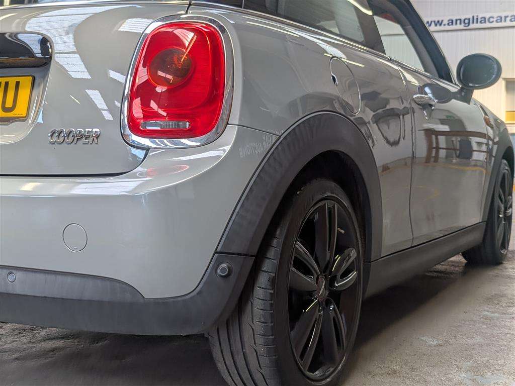 <p>2015 MINI COOPER AUTO</p>
