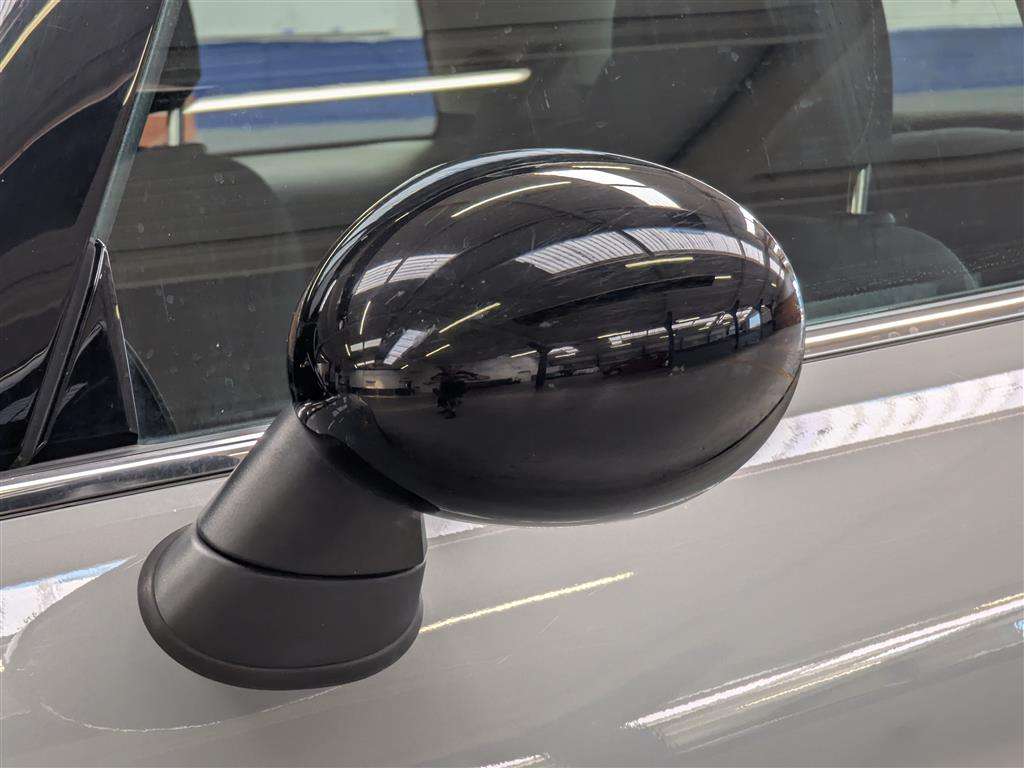 <p>2015 MINI COOPER AUTO</p>