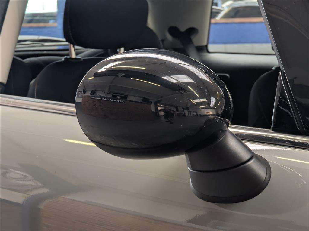 <p>2015 MINI COOPER AUTO</p>