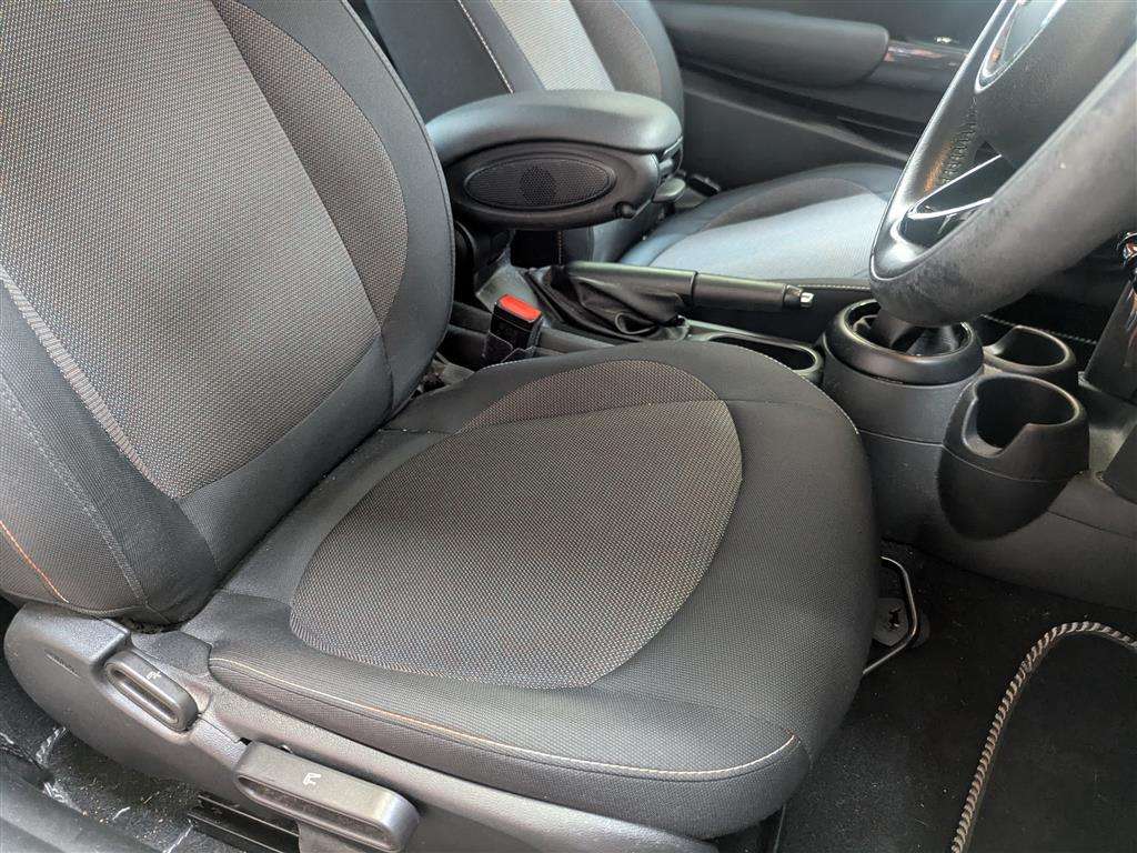 <p>2015 MINI COOPER AUTO</p>