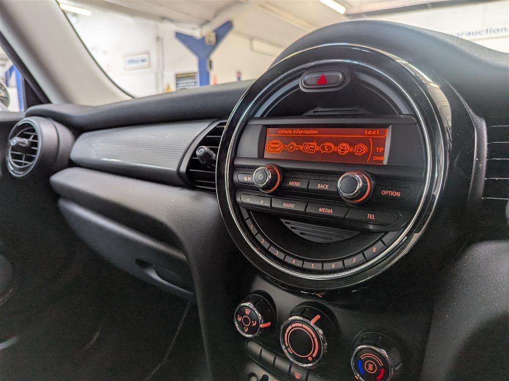 <p>2015 MINI COOPER AUTO</p>