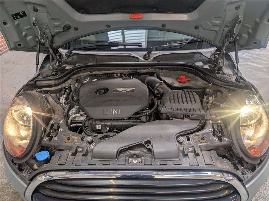 <p>2015 MINI COOPER AUTO</p>